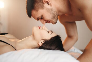 Порно видео романтический первый секс