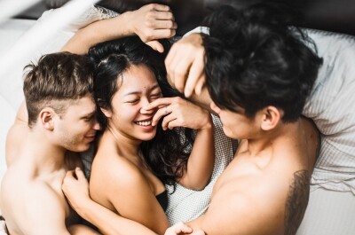Порно видео красивый секс два парня и девушка
