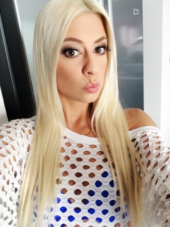 Yalangoch chiroyli boglangan qizlar