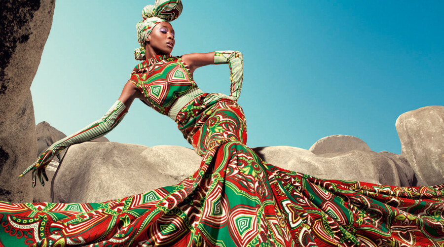 Африканка в ярком платье