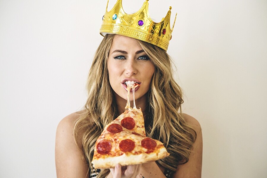 девушка в короне с пиццей