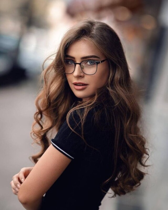Девушка в очках