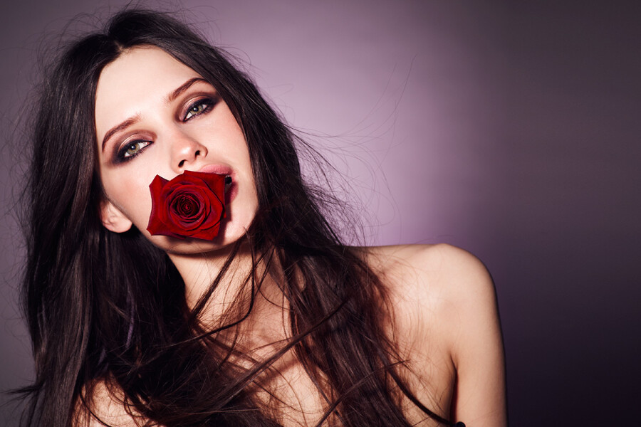 девушка с розой во рту