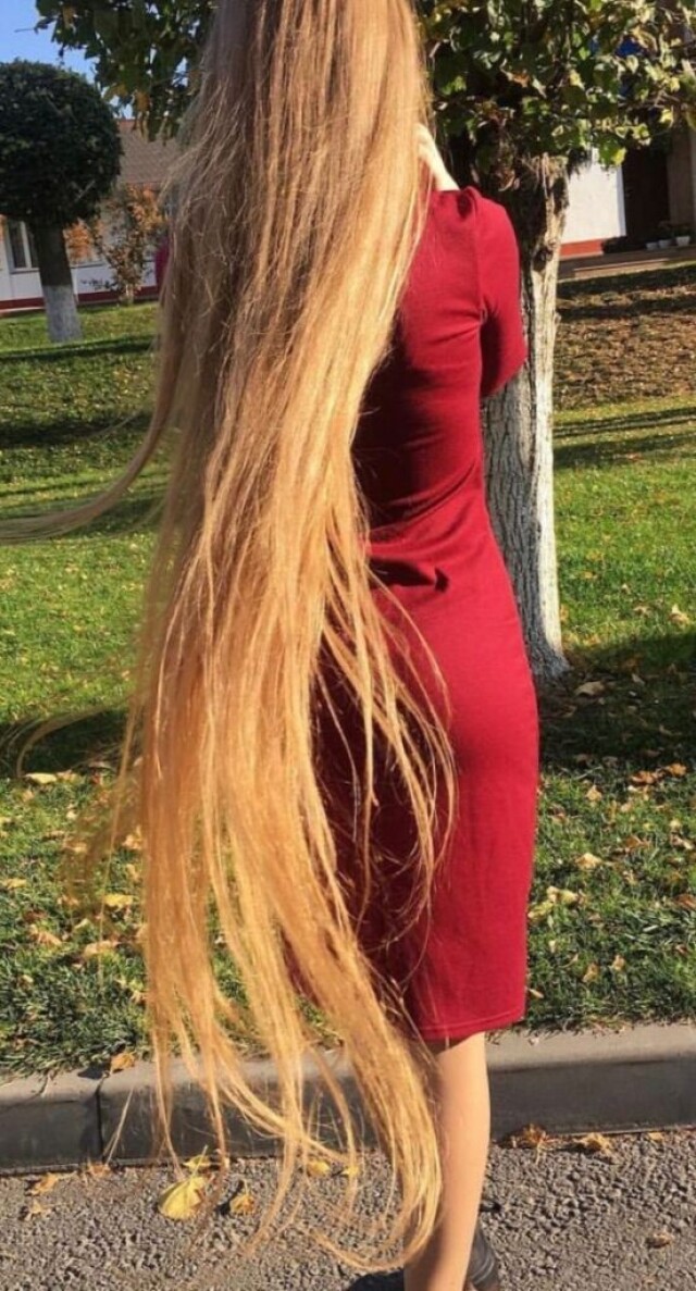 девушка с длинными волосами