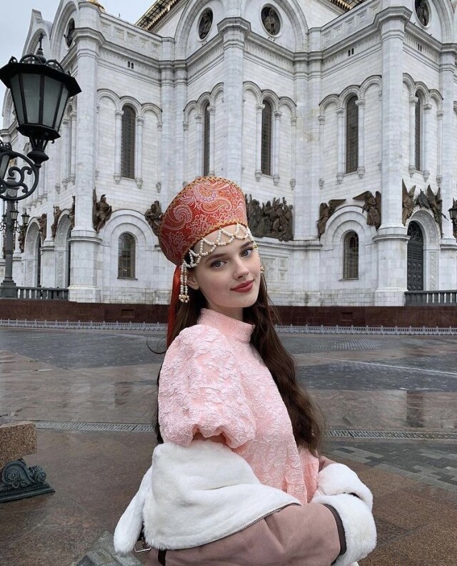 красивая славянская девушка