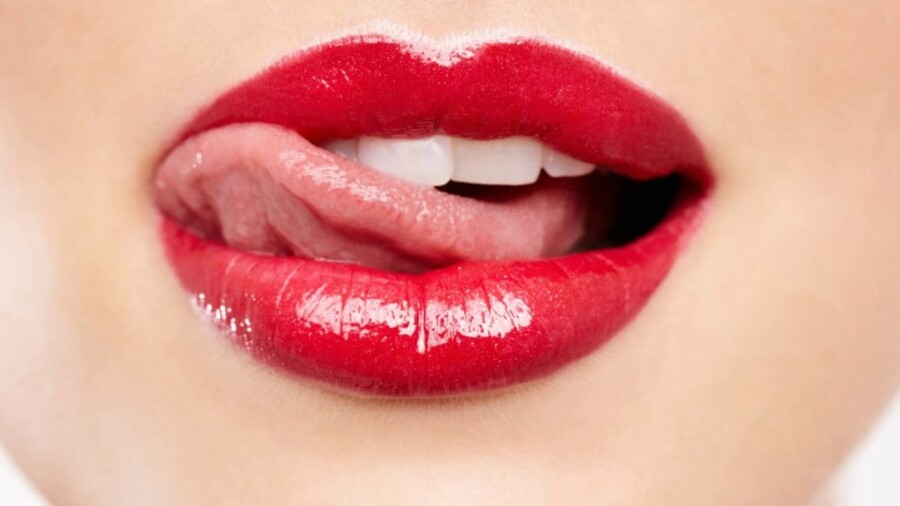 Как сексуально облизать губы?