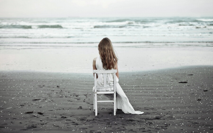 грустная девушка на берегу