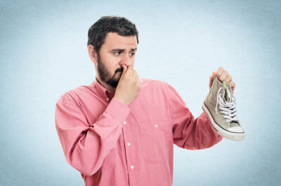 Как быстро и эффективно убрать неприятный запах из обуви