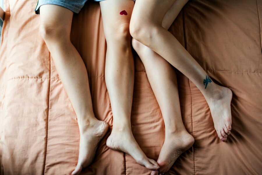 ноги из под одеяла