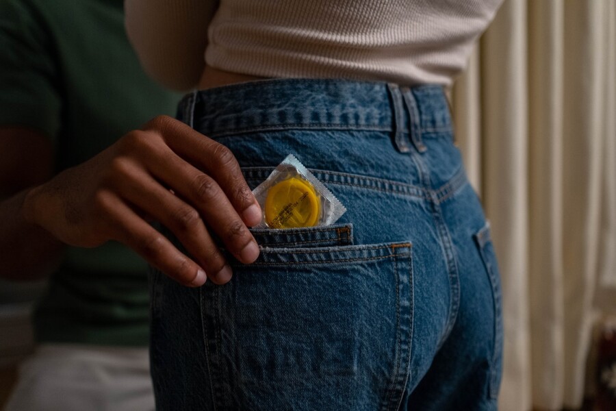 презерватив в кармане