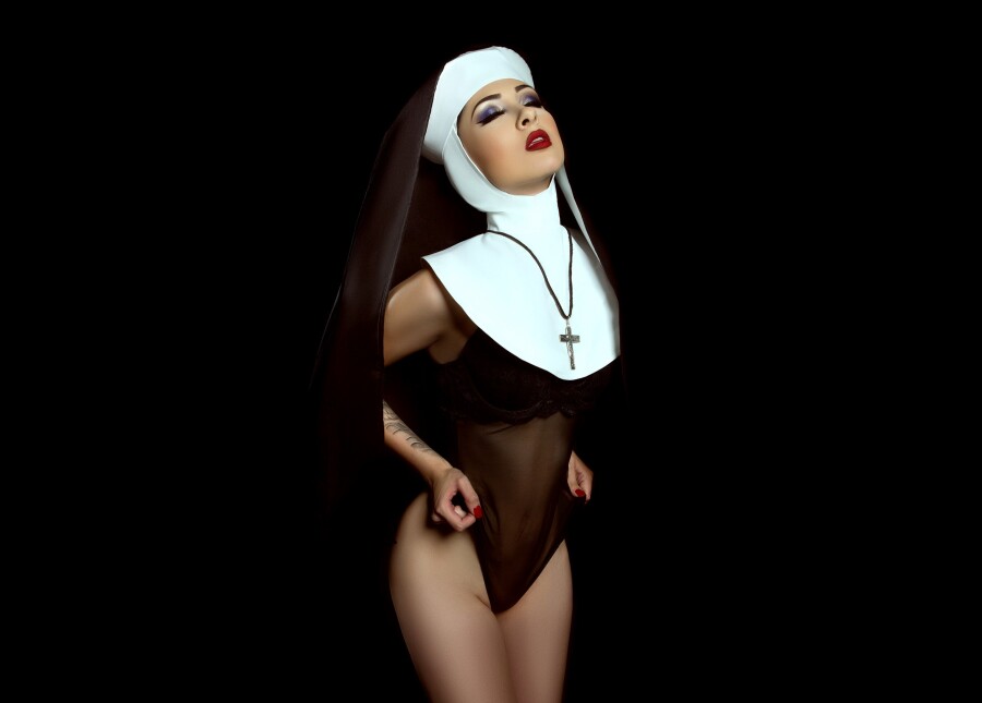 сексуальная монашка