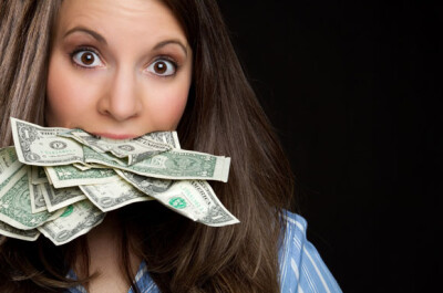 Почему женщинам нужны деньги от мужчин?
