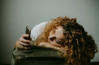 Спишь с телефоном под подушкой? А ты смелый…