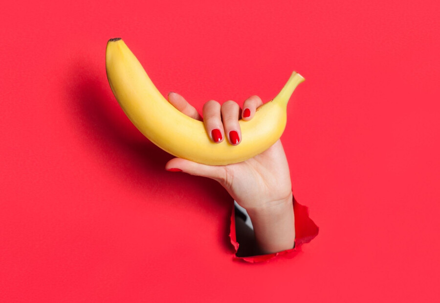 банан в руке