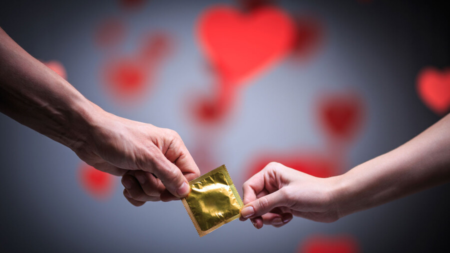 презерватив в золотой упаковке