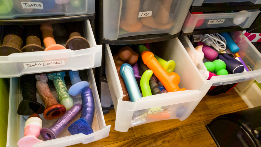 коллекция секс игрушек в контейнерах