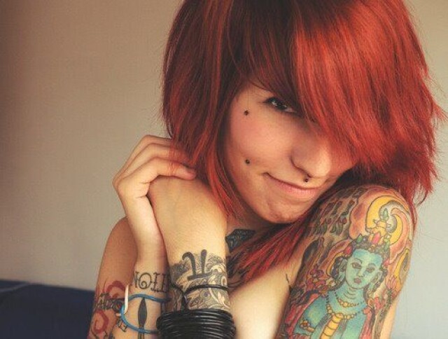 красивая девушка с татуировками