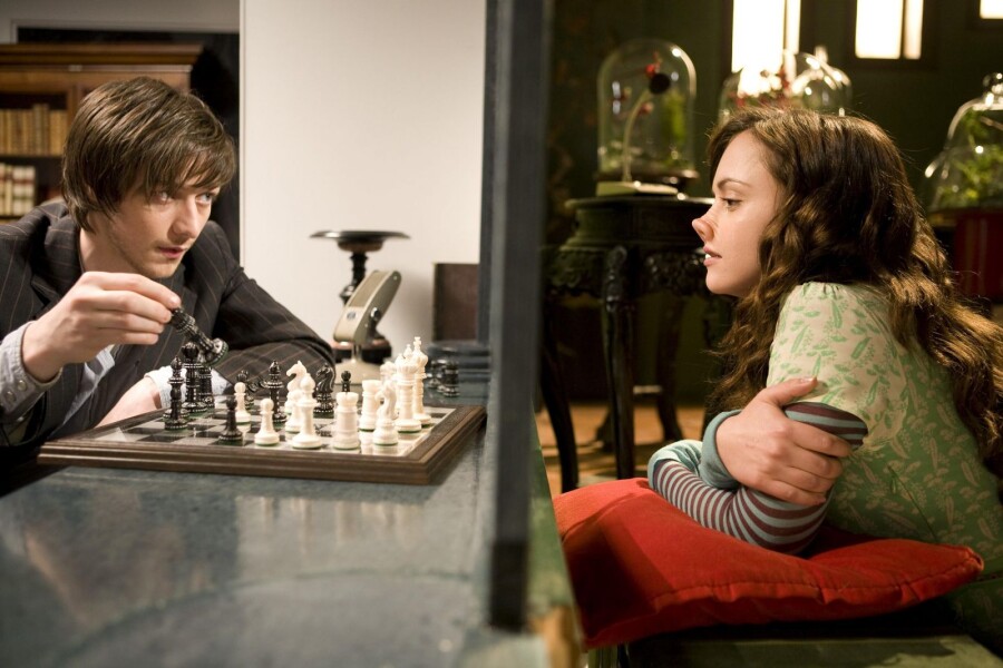 пара играет в шахматы