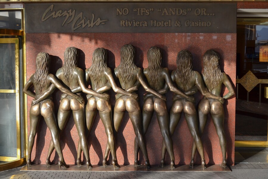 скульптуры женщин со спины