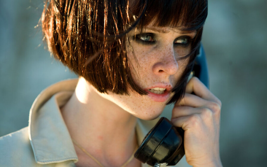 девушка с телефоном кадр из фильма