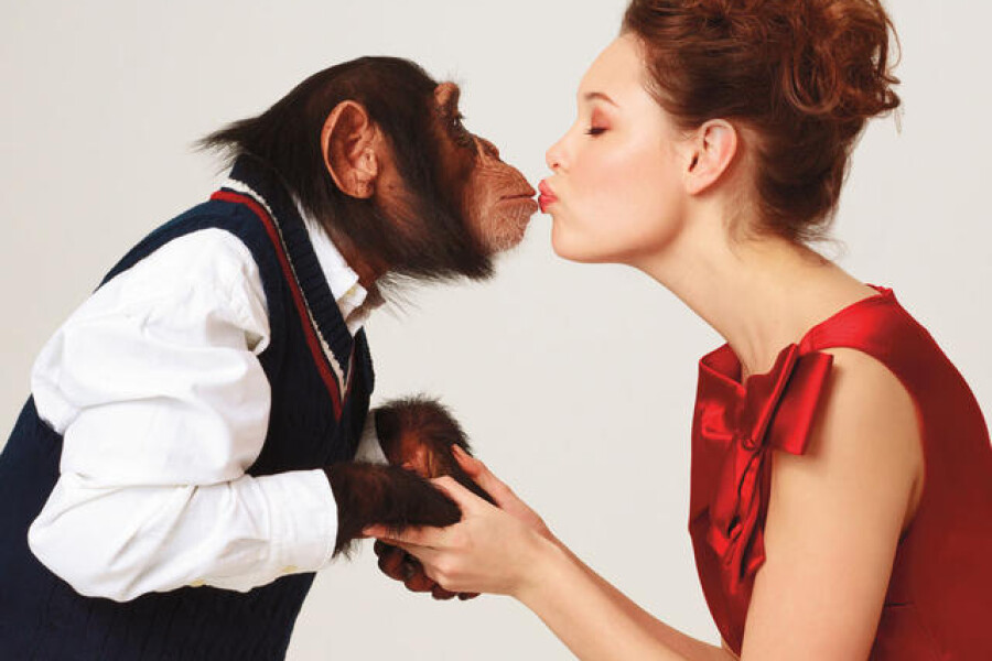 девушка целует обезьяну