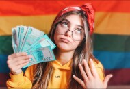 Как оригинально подарить деньги женщине и не обидеть ее