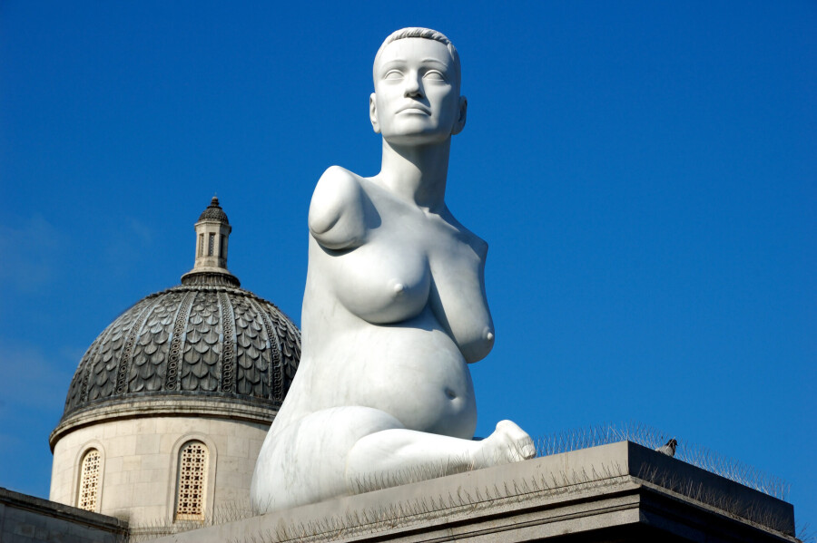 статуя голой девушки
