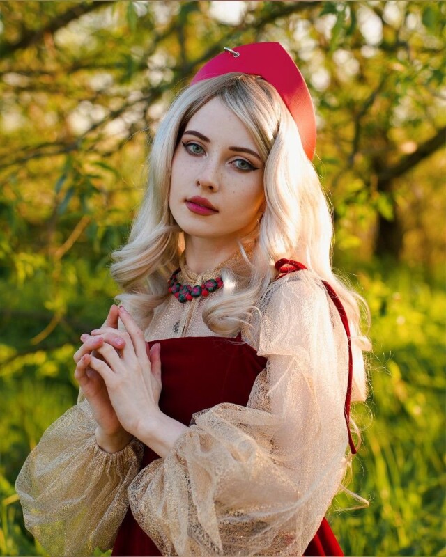 красивая славянская девушка