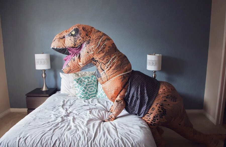 динозавр на кровати