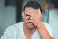Почему парень смотрит на других девушек и как это расценивать?