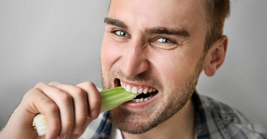 мужчина ест сельдерей