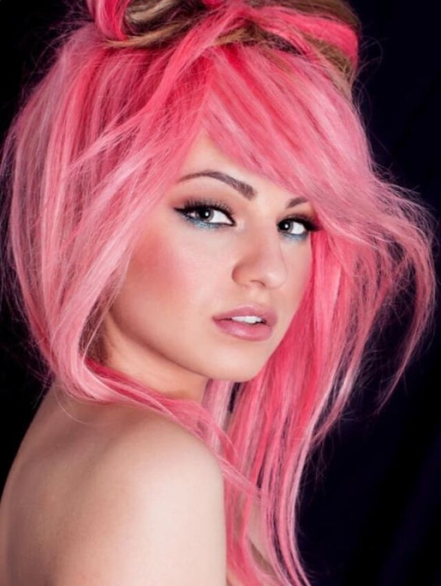 Девушка с розовыми волосами