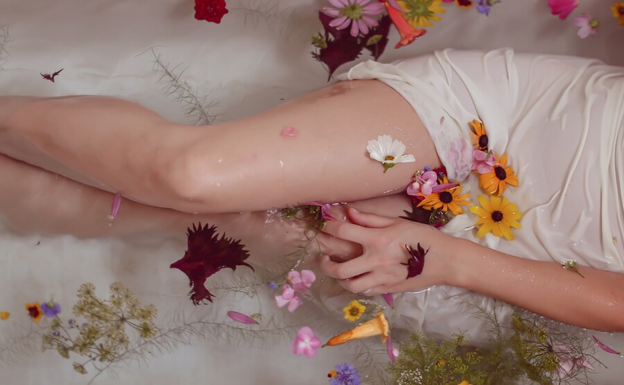 девушка в ванной с цветами