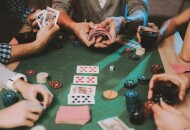 Игры для большой компании взрослых — в помещении, за столом, настольные