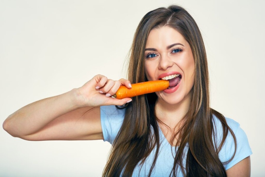 девушка с морковкой