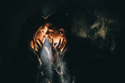 Позы у окна ночью: тёмный фон, тихий свет и минимальные движения