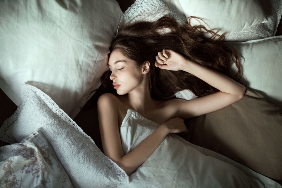 девушка спит под одеялом