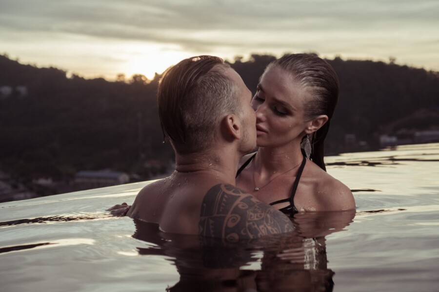 парень с девушкой в реке целуются