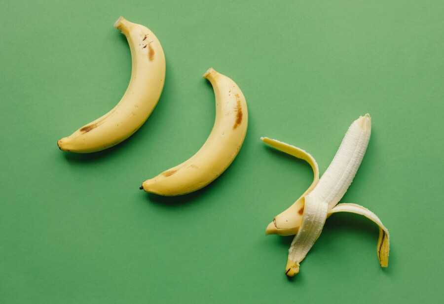 три банана