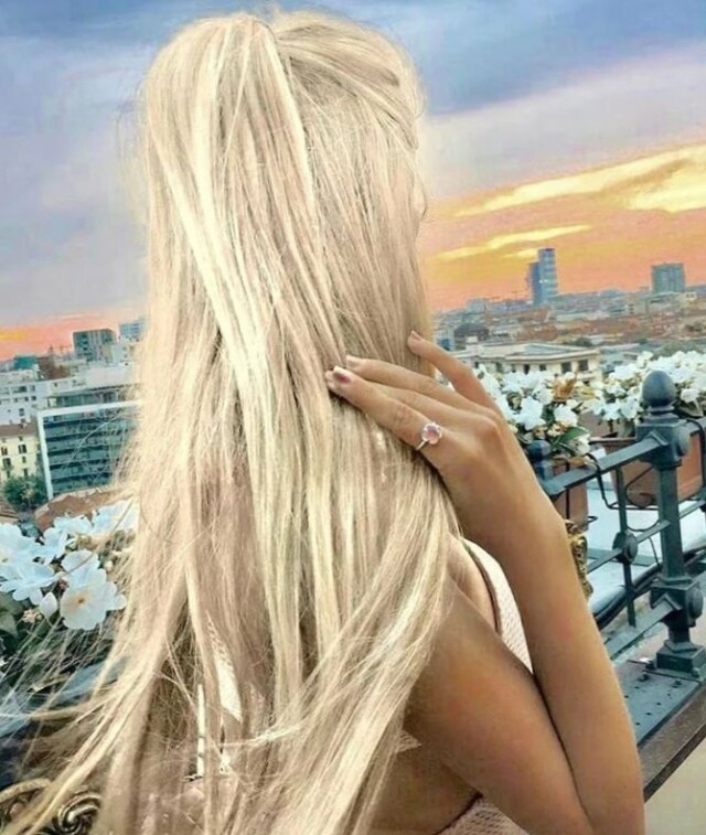 блондинка со спины