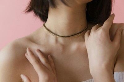 Пальцы у шеи: безопасные зоны и мягкое давление