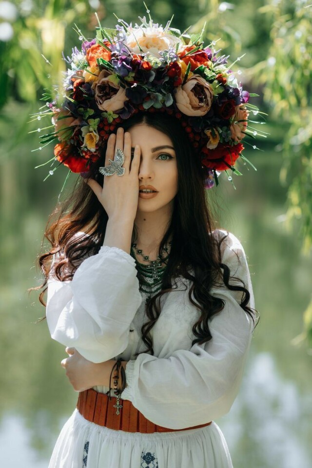 красивая славянская девушка