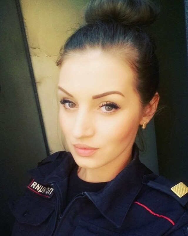 девушка в полицейской форме