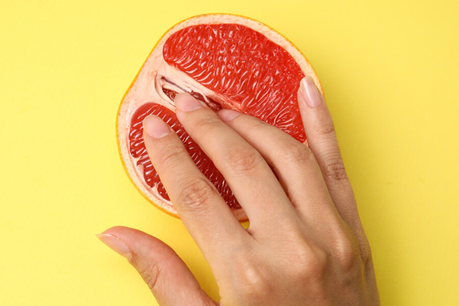 пальцы на грейпфруте