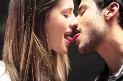 Горячий поцелуй девушки в губы с парнем романтика - порно видео на altaifish.ru