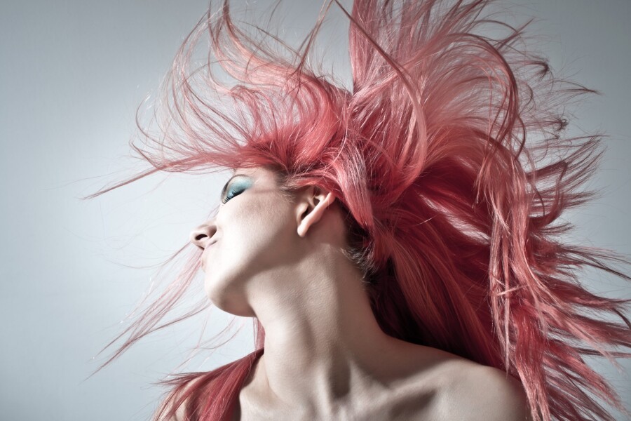 девушка с розовыми волосами