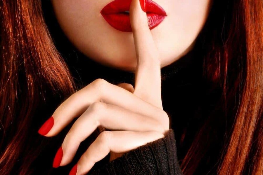 девушка показывает тихо