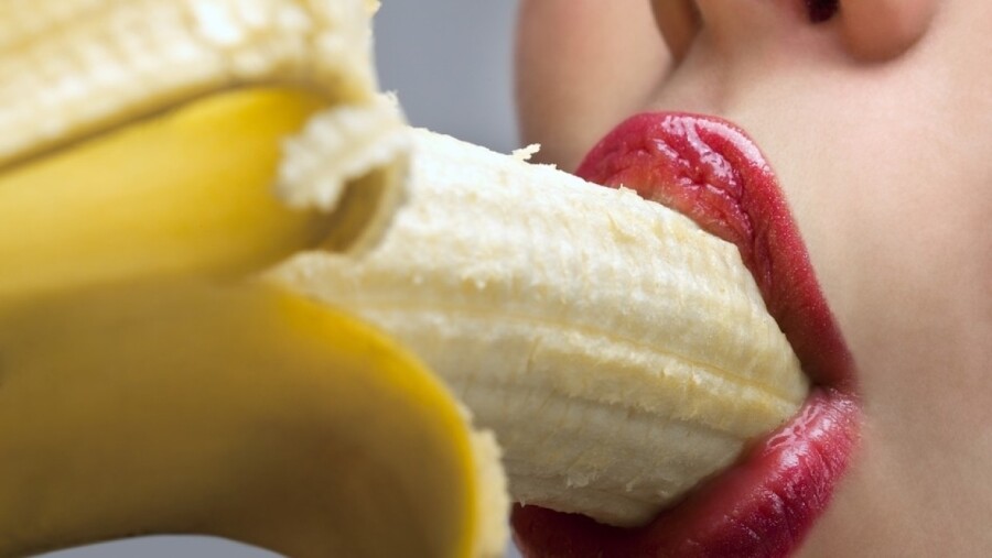 банан во рту