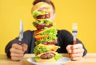 Переедание — вредная привычка, которая вредит здоровью