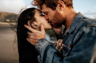Лесбиянки целуются крупным планом сексуальная женщина губы нежный поцелуй | Премиум Фото